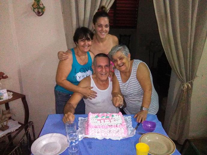 Foto de Marisel Orozco y su familia con una tarta en la mesa