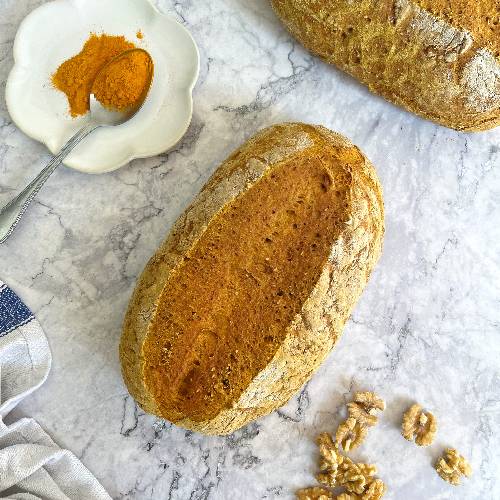 hogaza sin gluten de cúrcuma, semillas de sésamo y nueces