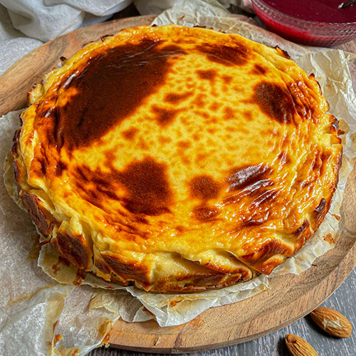 Tarta de Queso Horneada sobre una tabla de madera