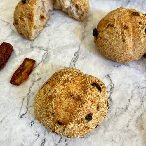 bollitos de pan de tomate seco y aceitunas