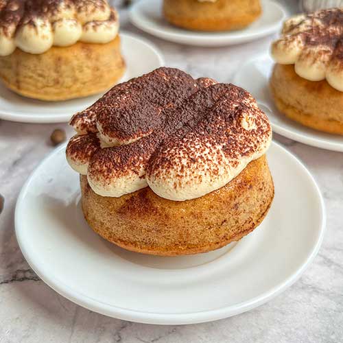 Donut de tiramisú sin gluten sobre un plato