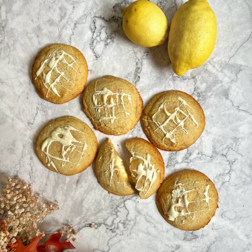 6 cookies de limón rellenas de cheesecake sobre fondo blanco