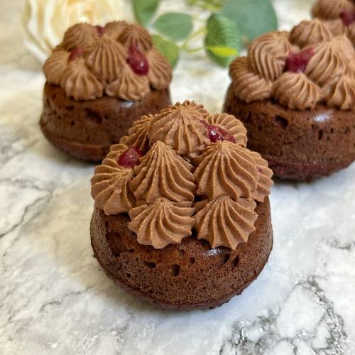 Tres donuts de cereza y trufa de café sin gluten